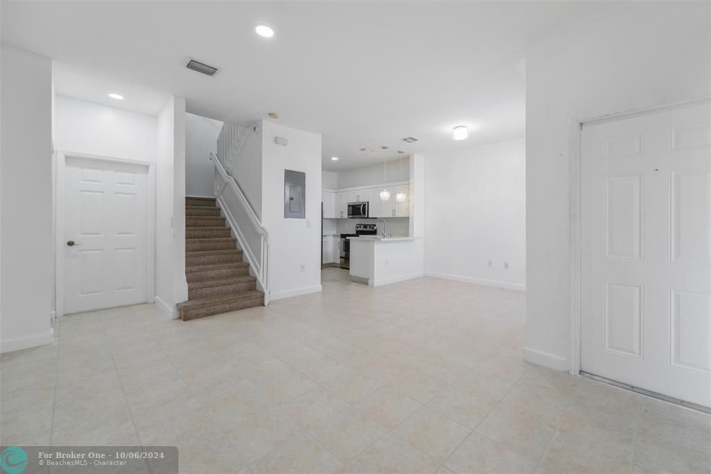 Active With Contract: $2,200 (2 beds, 2 baths, 1558 Square Feet)