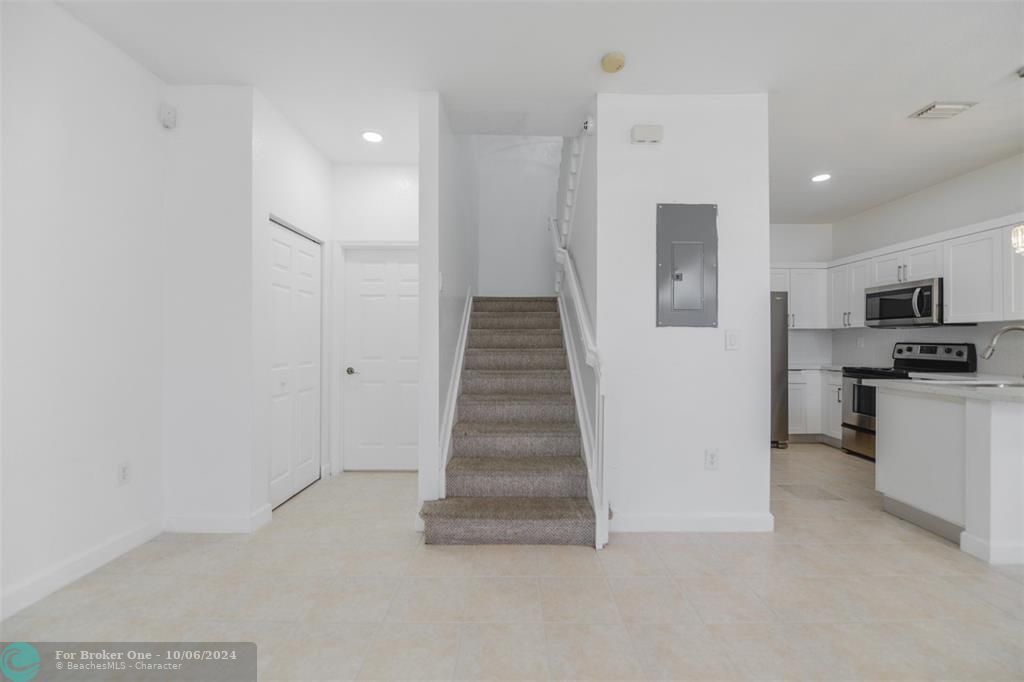 Active With Contract: $2,200 (2 beds, 2 baths, 1558 Square Feet)