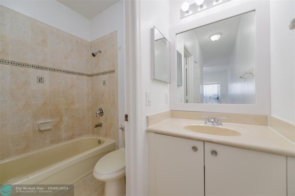 Active With Contract: $2,200 (2 beds, 2 baths, 1558 Square Feet)