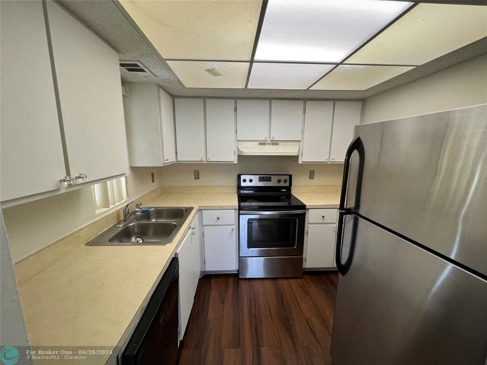 For Sale: $202,500 (2 beds, 2 baths, 900 Square Feet)