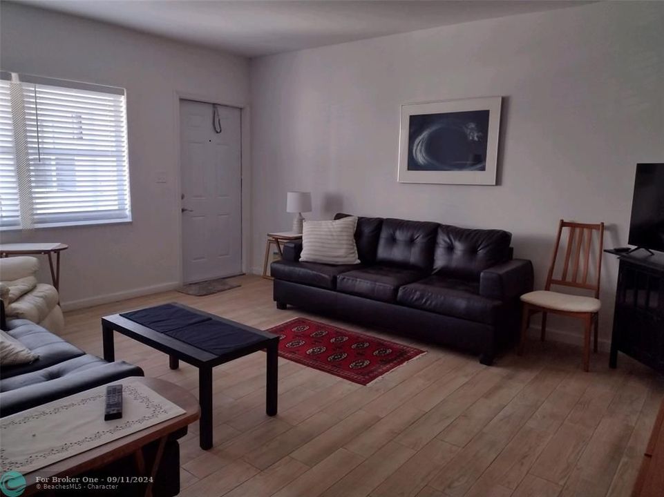 For Sale: $275,000 (1 beds, 1 baths, 738 Square Feet)