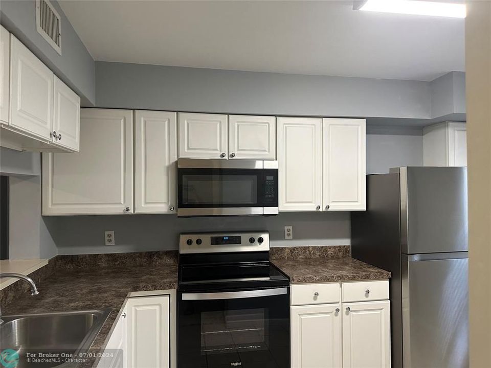 Active With Contract: $2,375 (2 beds, 2 baths, 920 Square Feet)