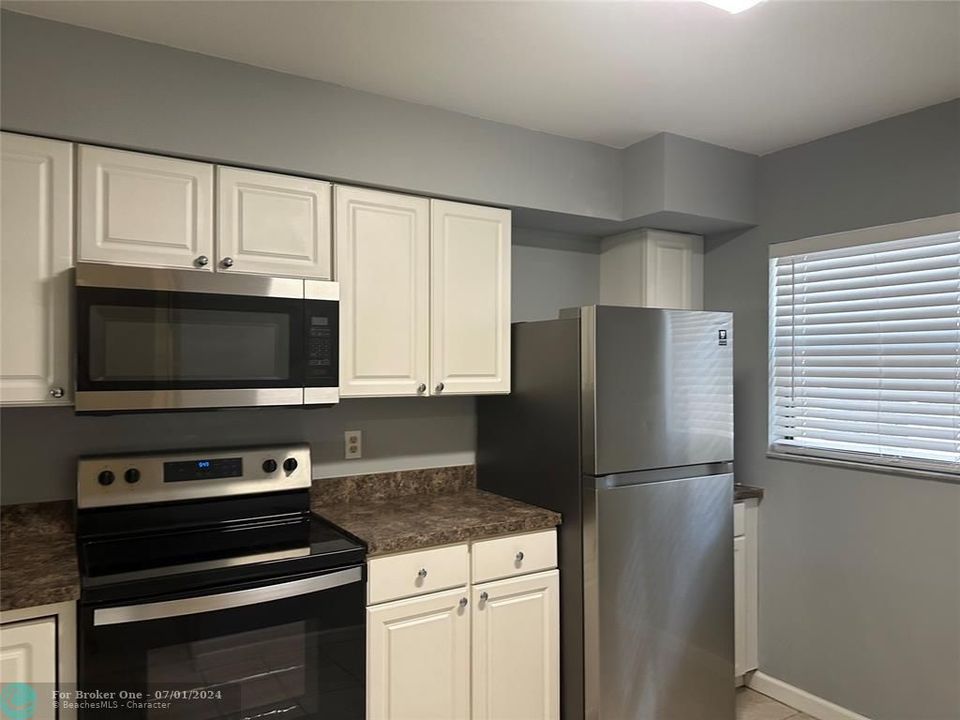 Active With Contract: $2,375 (2 beds, 2 baths, 920 Square Feet)
