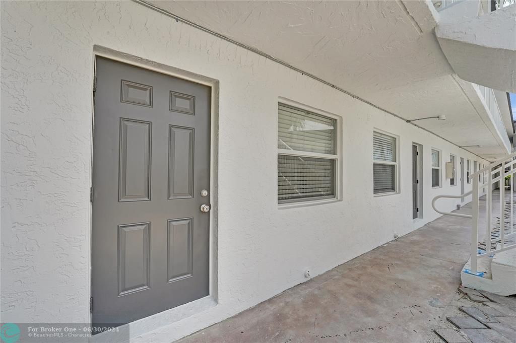 Active With Contract: $215,000 (2 beds, 1 baths, 733 Square Feet)