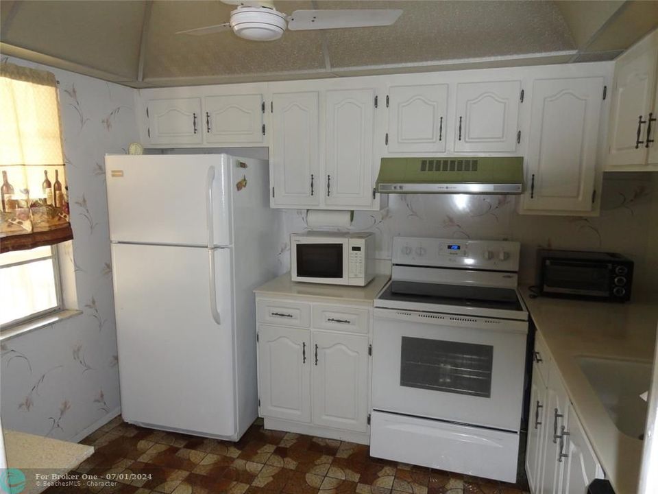 Active With Contract: $128,500 (2 beds, 2 baths, 938 Square Feet)