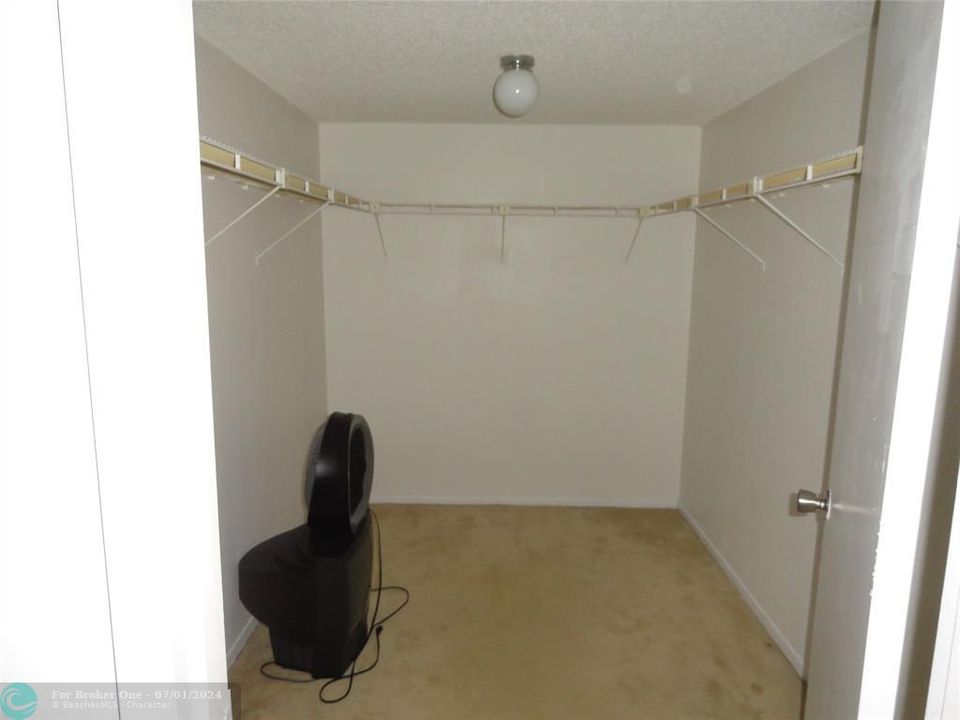 Active With Contract: $128,500 (2 beds, 2 baths, 938 Square Feet)