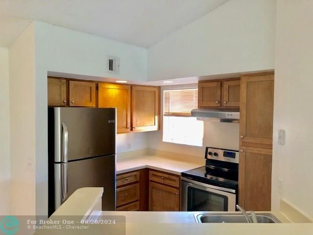 For Sale: $265,000 (2 beds, 2 baths, 963 Square Feet)