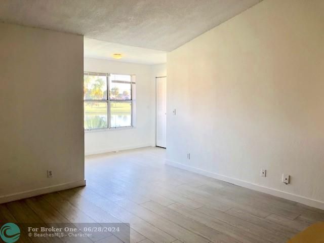 For Sale: $265,000 (2 beds, 2 baths, 963 Square Feet)