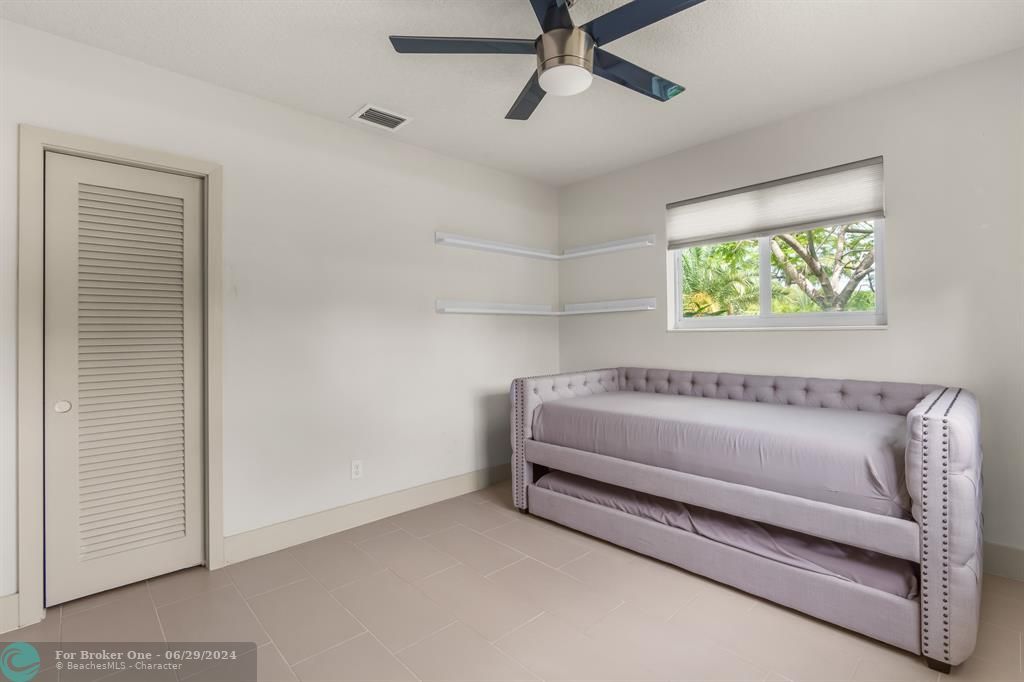 Active With Contract: $1,100,000 (3 beds, 2 baths, 1887 Square Feet)