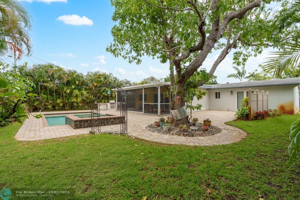 Active With Contract: $1,100,000 (3 beds, 2 baths, 1887 Square Feet)