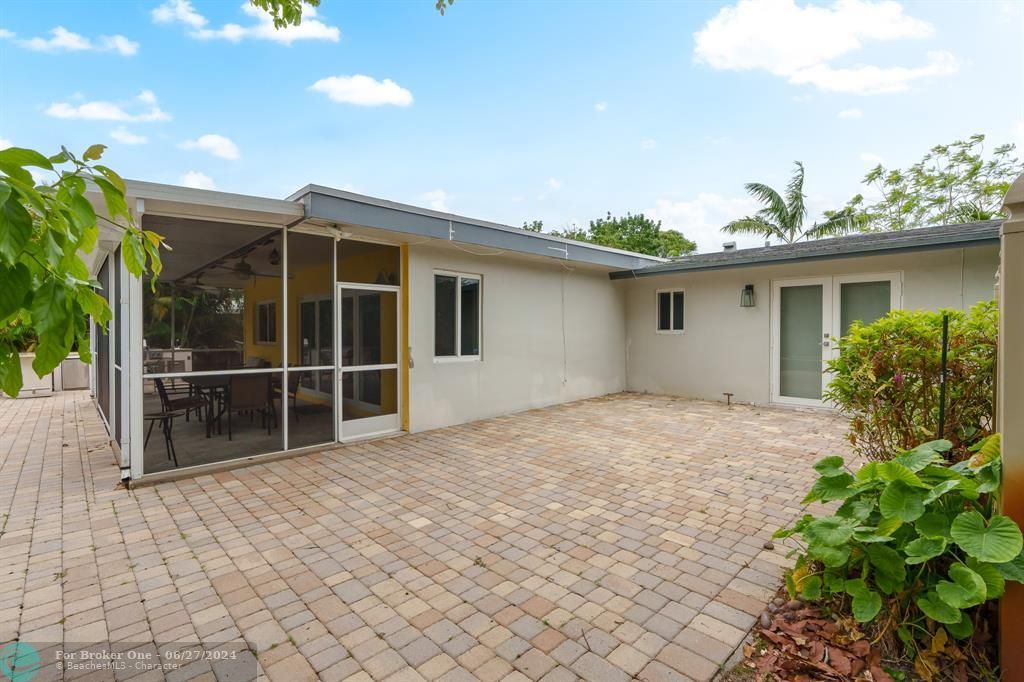 Active With Contract: $1,100,000 (3 beds, 2 baths, 1887 Square Feet)