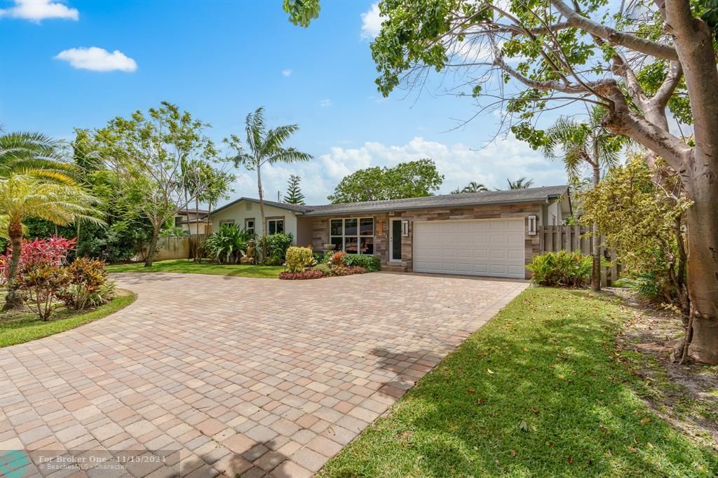 Active With Contract: $1,100,000 (3 beds, 2 baths, 1887 Square Feet)