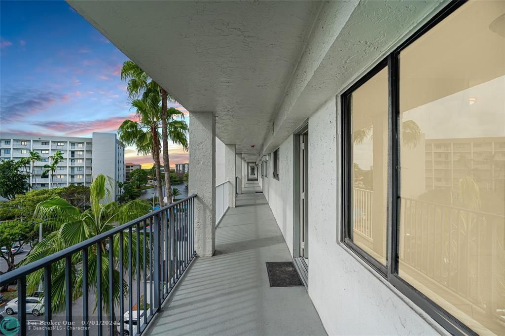 Active With Contract: $1,900 (2 beds, 2 baths, 1330 Square Feet)
