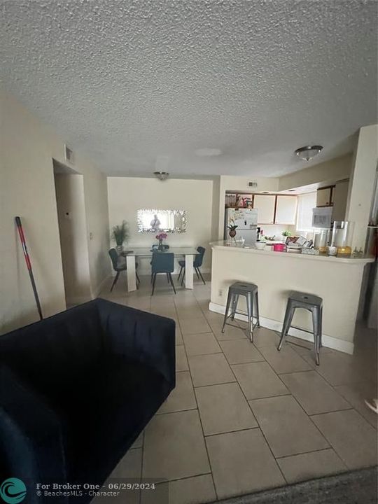 For Rent: $2,095 (2 beds, 1 baths, 965 Square Feet)