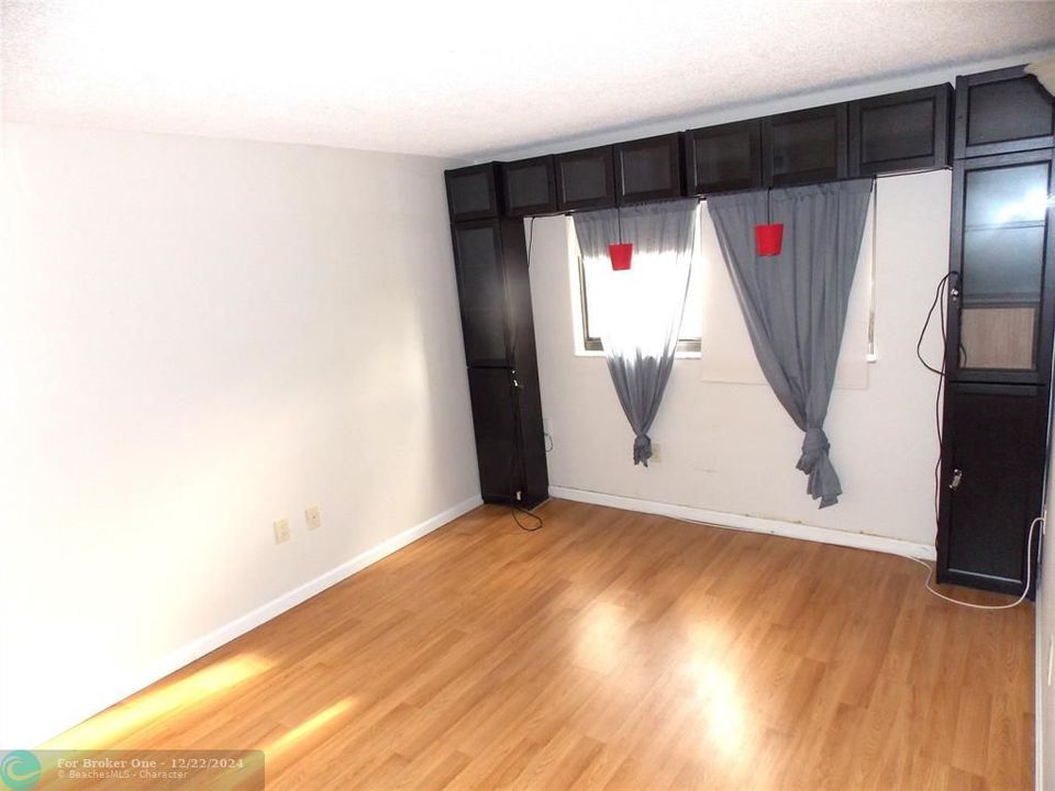 For Sale: $184,900 (2 beds, 1 baths, 682 Square Feet)