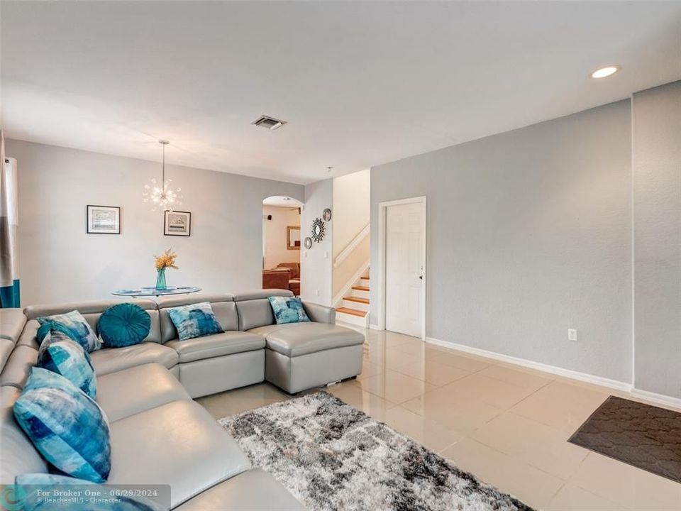 Active With Contract: $435,000 (3 beds, 2 baths, 1693 Square Feet)