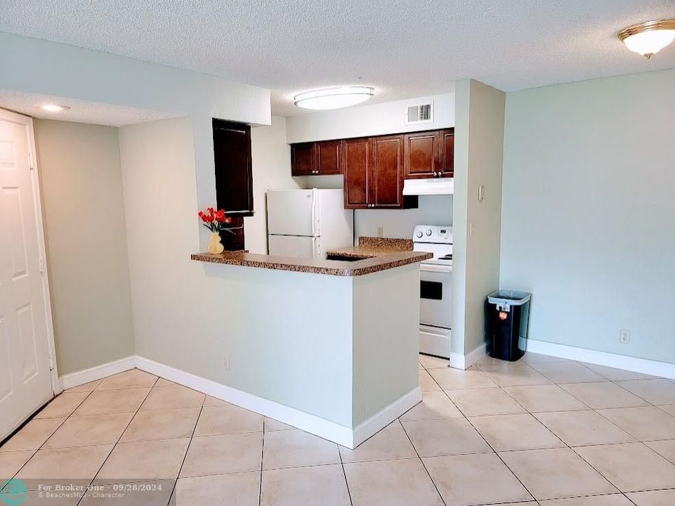 Active With Contract: $204,900 (1 beds, 1 baths, 805 Square Feet)