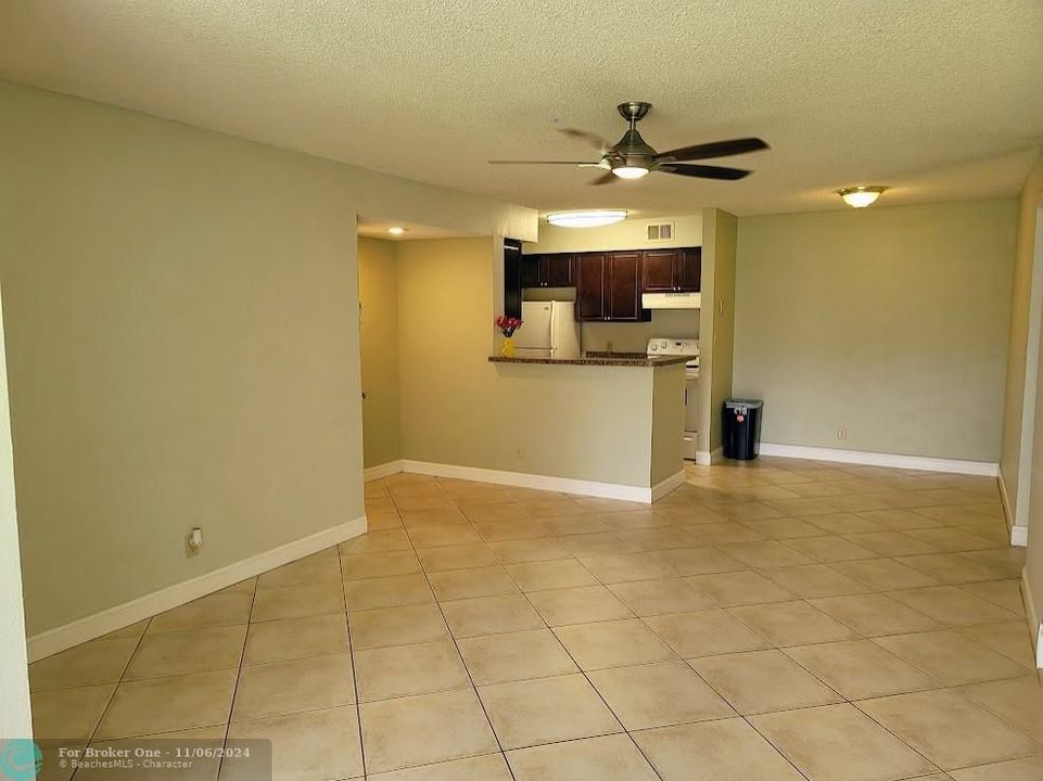 Active With Contract: $204,900 (1 beds, 1 baths, 805 Square Feet)