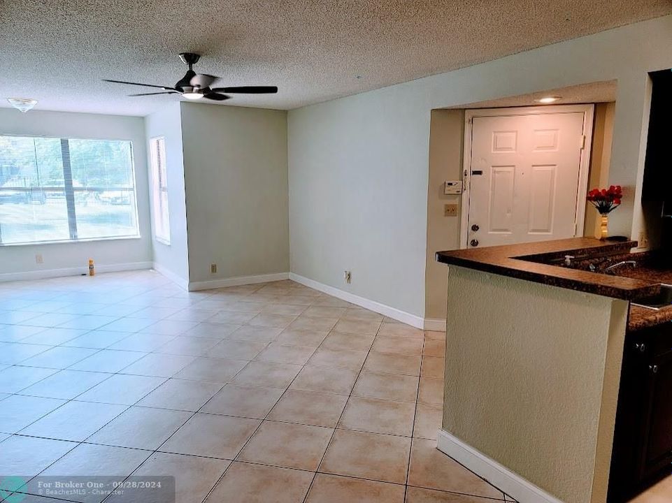 Active With Contract: $204,900 (1 beds, 1 baths, 805 Square Feet)