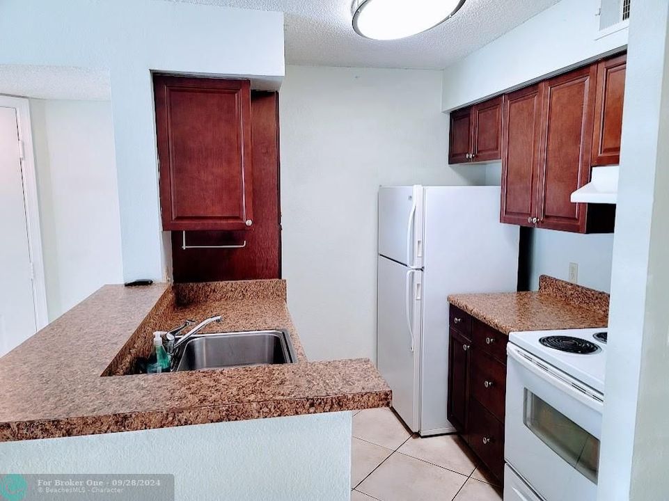 Active With Contract: $204,900 (1 beds, 1 baths, 805 Square Feet)