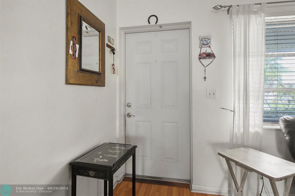 For Sale: $124,000 (1 beds, 1 baths, 728 Square Feet)