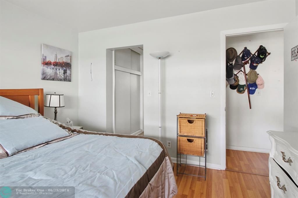 For Sale: $124,000 (1 beds, 1 baths, 728 Square Feet)