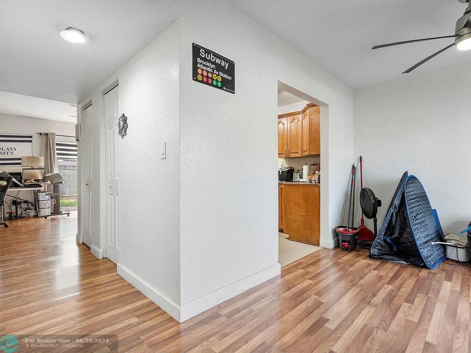 Active With Contract: $295,000 (2 beds, 1 baths, 1152 Square Feet)
