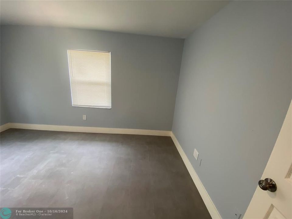 Active With Contract: $2,500 (3 beds, 1 baths, 1080 Square Feet)