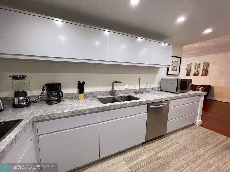 For Sale: $469,900 (1 beds, 1 baths, 970 Square Feet)