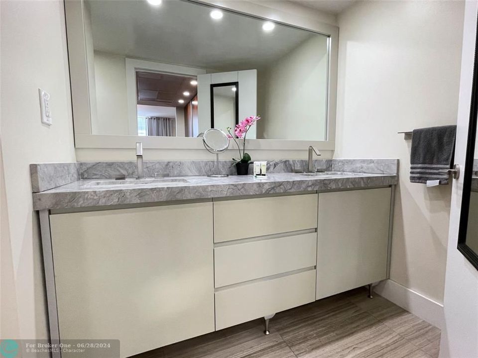 For Sale: $469,900 (1 beds, 1 baths, 970 Square Feet)