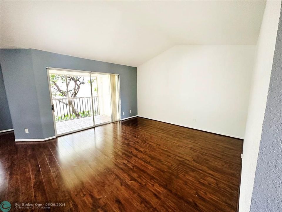 For Rent: $1,750 (1 beds, 1 baths, 816 Square Feet)