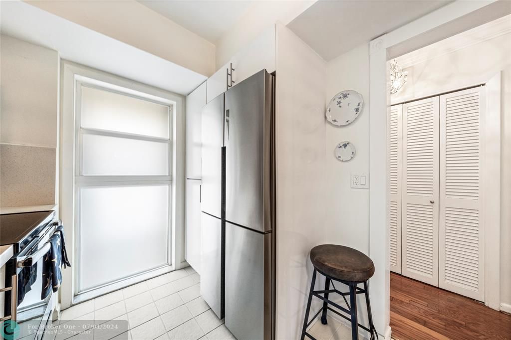 For Rent: $2,200 (1 beds, 1 baths, 780 Square Feet)