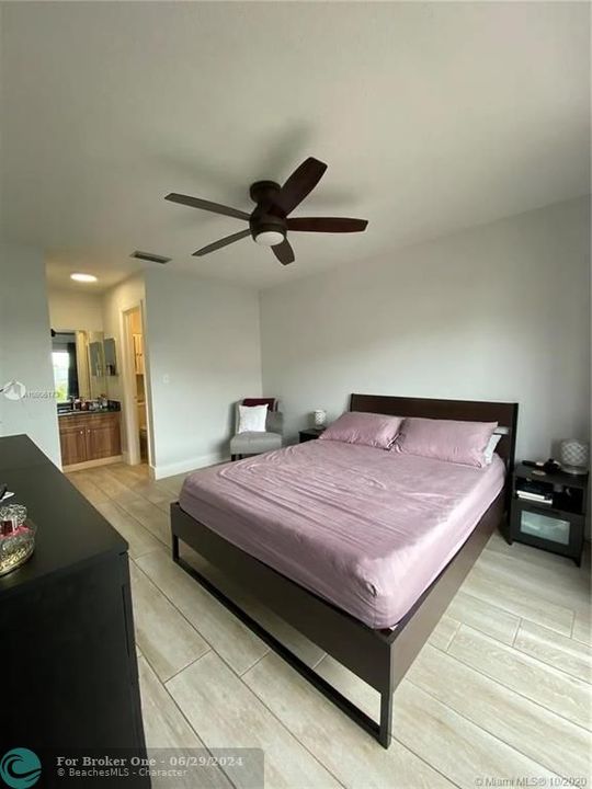 For Sale: $330,000 (2 beds, 2 baths, 856 Square Feet)