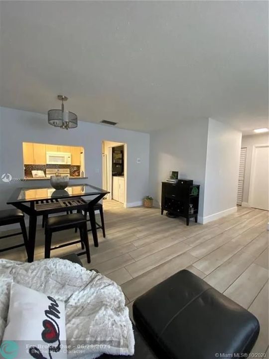 For Sale: $330,000 (2 beds, 2 baths, 856 Square Feet)