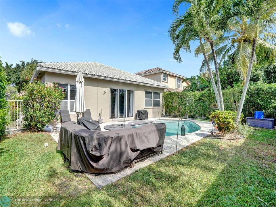 For Sale: $699,900 (4 beds, 2 baths, 2212 Square Feet)