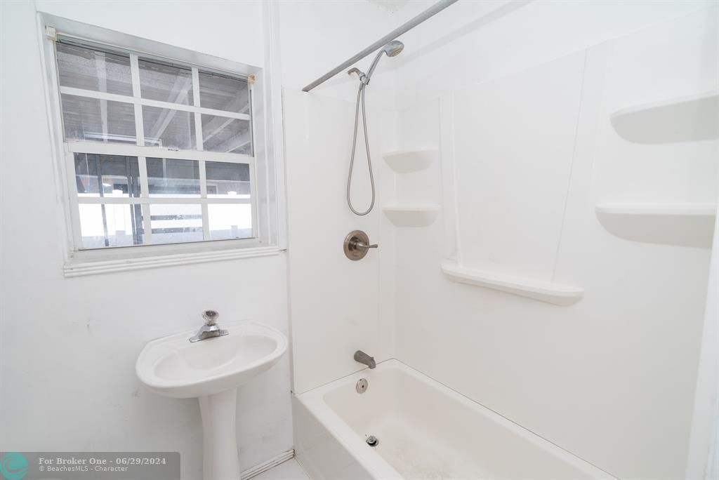 最近租的: $675,000 (0 贝兹, 0 浴室, 2400 平方英尺)