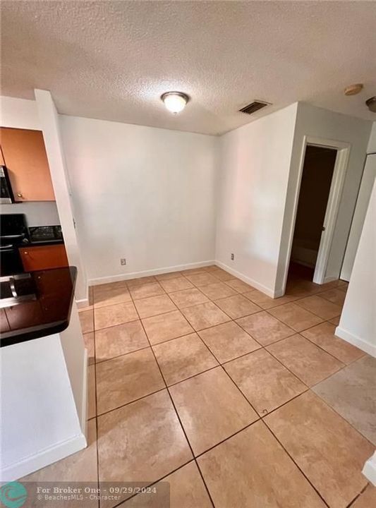 For Sale: $295,000 (2 beds, 2 baths, 932 Square Feet)