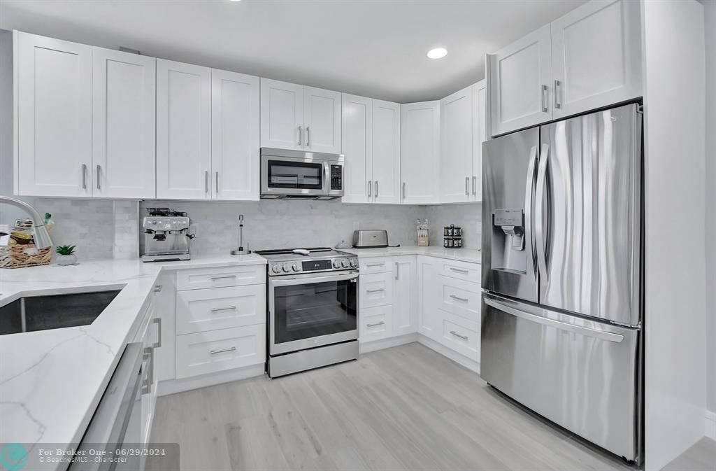 For Sale: $325,000 (1 beds, 1 baths, 1104 Square Feet)