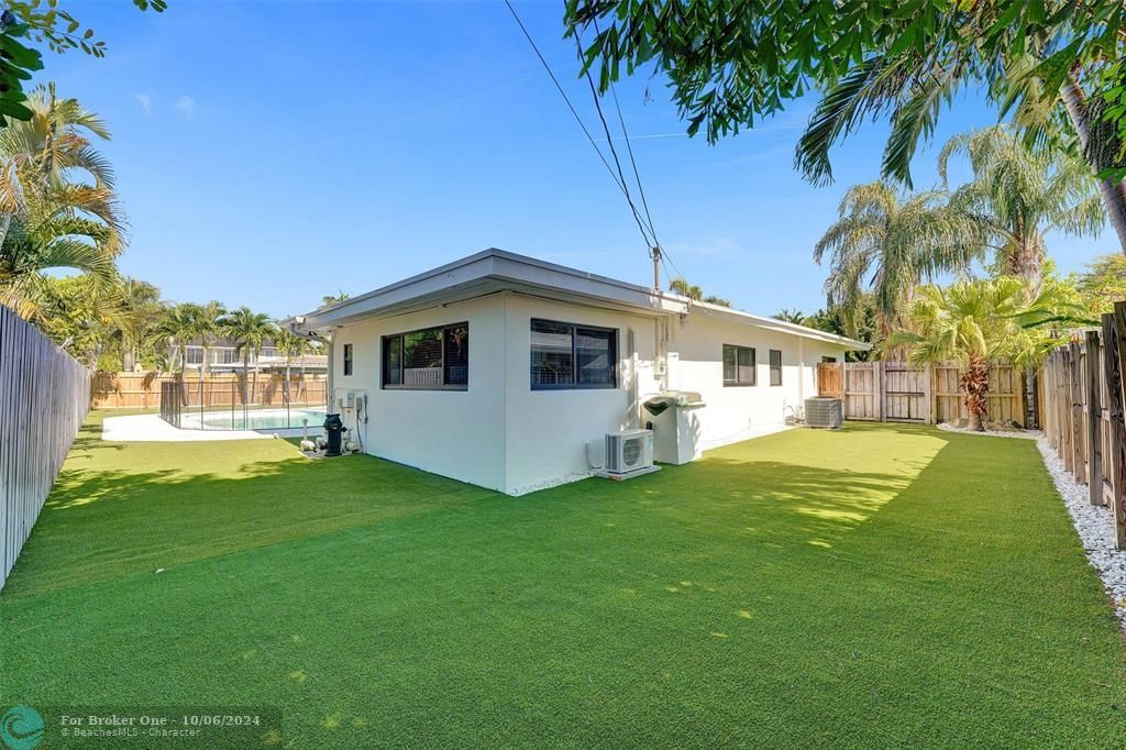 Active With Contract: $1,499,999 (3 beds, 2 baths, 2124 Square Feet)