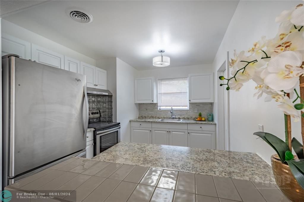 Active With Contract: $3,000 (3 beds, 2 baths, 1290 Square Feet)
