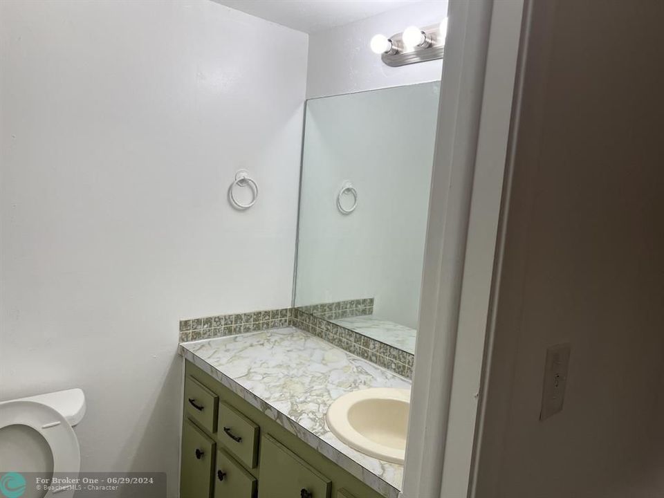 For Sale: $130,000 (1 beds, 1 baths, 959 Square Feet)