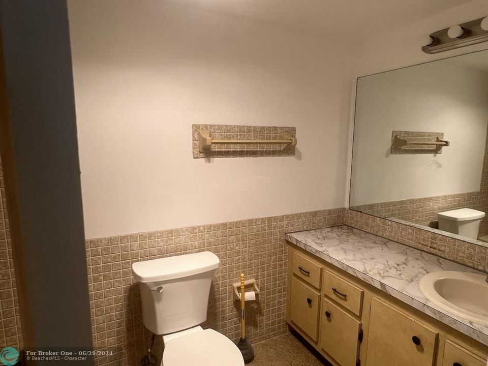 For Sale: $130,000 (1 beds, 1 baths, 959 Square Feet)