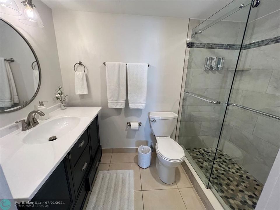 For Sale: $275,000 (1 beds, 1 baths, 678 Square Feet)