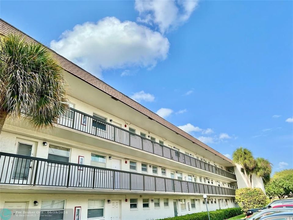 Active With Contract: $168,000 (1 beds, 2 baths, 943 Square Feet)