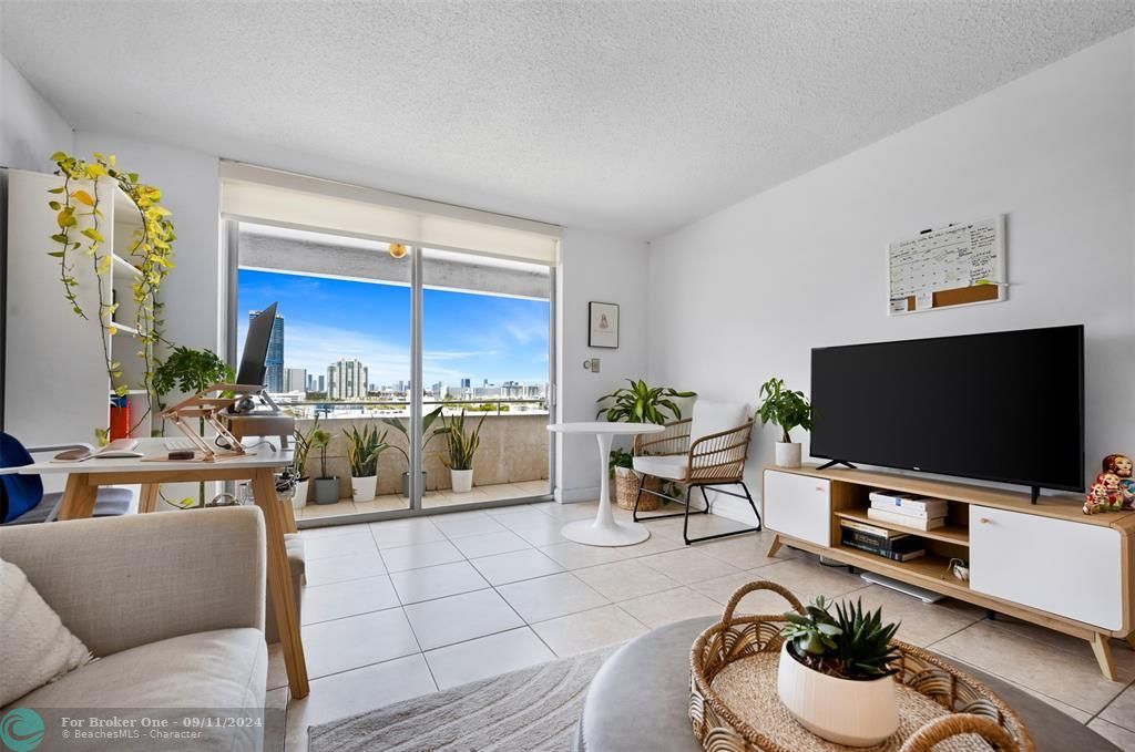 For Sale: $599,000 (1 beds, 1 baths, 656 Square Feet)