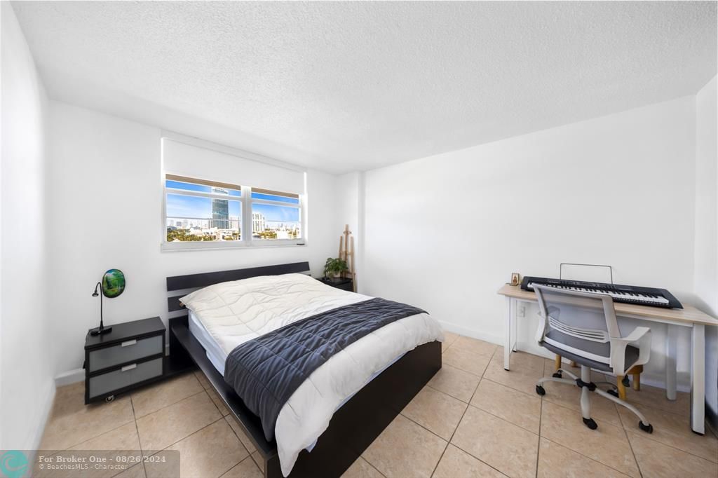 For Sale: $599,000 (1 beds, 1 baths, 656 Square Feet)