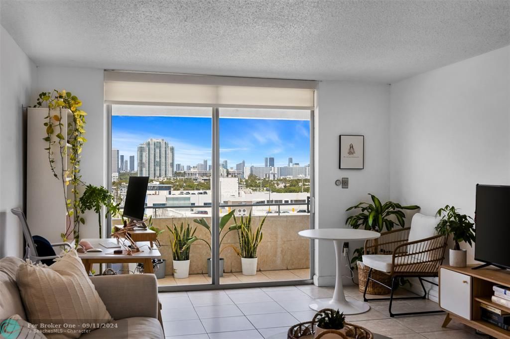 For Sale: $599,000 (1 beds, 1 baths, 656 Square Feet)