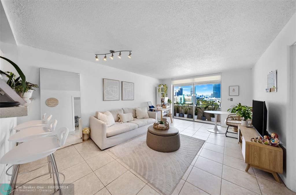 For Sale: $599,000 (1 beds, 1 baths, 656 Square Feet)