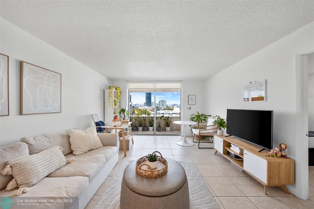 For Sale: $599,000 (1 beds, 1 baths, 656 Square Feet)