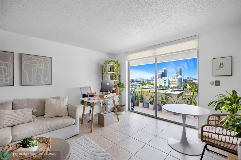 For Sale: $599,000 (1 beds, 1 baths, 656 Square Feet)